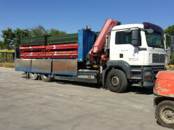 Cargando encofrado camión Cargando encofrado camión