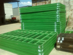 Multimax en el patio preparado para cargar Multimax en el patio preparado para cargar